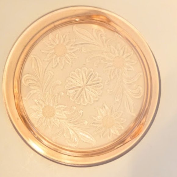 VTG PINK DEPRESSION GLASS 10" ROUND CAKE PLATE WITH 3 FEET FLORAL DESIGN PRESSED - Picture 2 of 4
